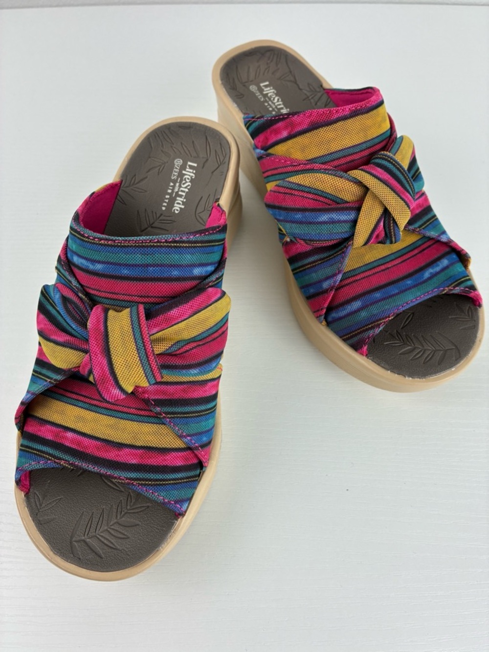 Bzees Smile Wedge Sandal 6 Raspberry Multicolor Striped Casual Comfort Slide NWB - Picture 4 of 8
